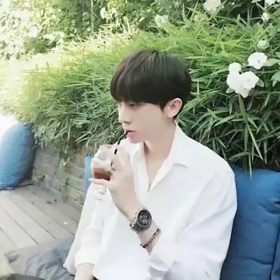 男孩子嘛要酷酷的哦
