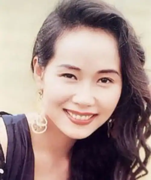 57岁叶童近照曝光,优雅老去不学赵雅芝,结婚32年至今膝下无子