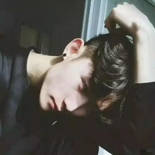 男生头像我抓不住这世间的美好只好装作万事顺遂的模样