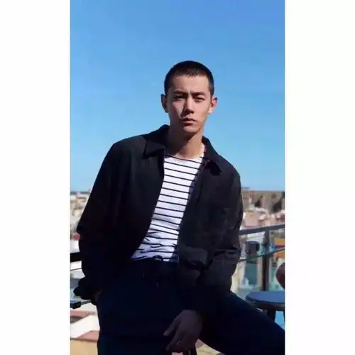 白边男生头像爱到浓时就牵肠挂肚
