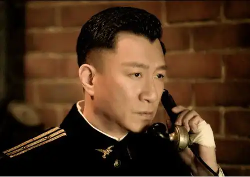 孙红雷最新剧照曝出,板正寸头身材暴瘦,网友怎么看都像演坏人