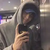 男生靠墙低头头像图片微信头像图片大全