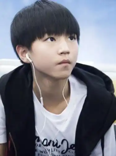 王俊凯帮妈妈洗菜称爱妈妈要从每一件小事做起