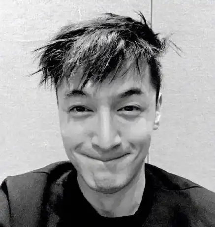胡歌又开始搞怪凌晨仰脸自拍网友传说中的用鼻孔看人呢
