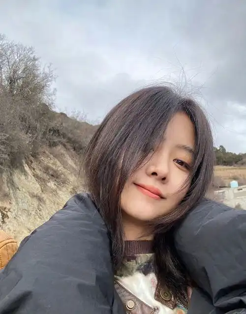 谭松韵职场开挂,这姐越长越小怎么回事