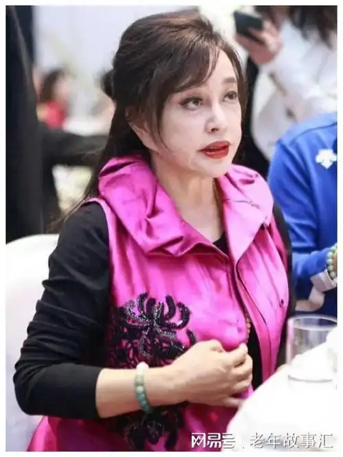 71岁的刘晓庆吓坏众人,针打多了,真的有反作用自然老挺好