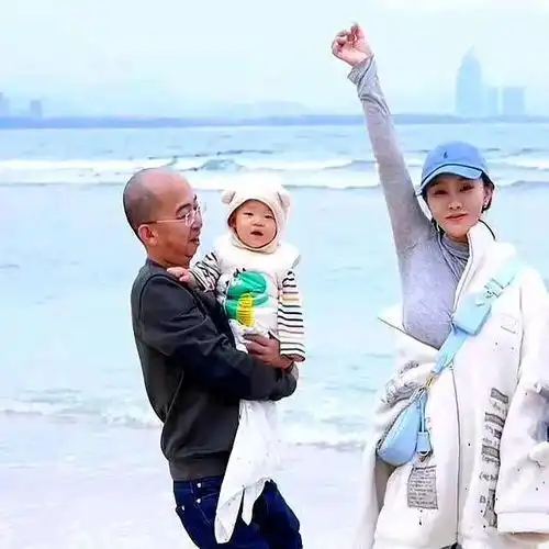 美女演员孟久淇嫁大15岁丑男导演,放弃所有带孩子,如今后悔了