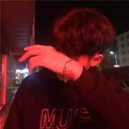超拽有范伤感头像男生侧面的,只是伤心的表情不是太好了
