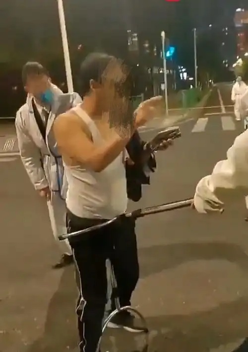 未戴口罩夜跑还爆粗口,上海男子遭巡逻人员粗暴控制叉到角落