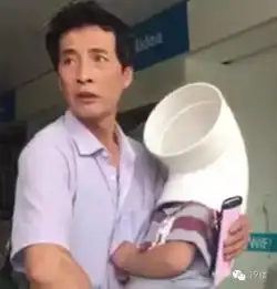 熊孩子拿塑料排水管套头,无法说话和哭泣网友对不起,我真的忍不住想笑...每日一笑449期