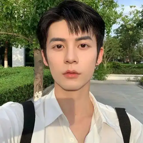 男生头像我在自己的世界里反反复复的爱了她无数次