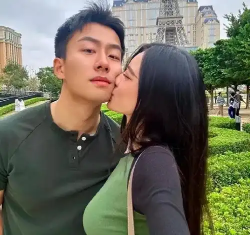 范志毅女儿爱上申花门将为新男友献吻,范大将军迎来乘龙快婿