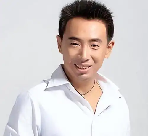 演员范雷靠网恋娶上了北京白富美,恩爱21年,他有什么魅力