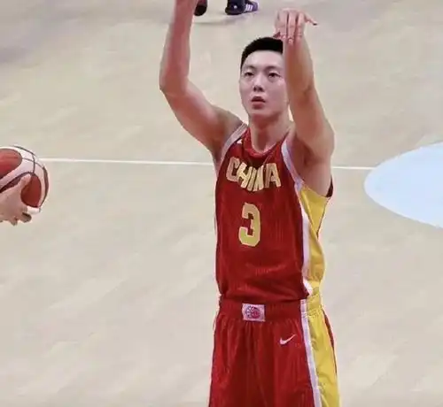 当上男篮队长,胡明轩拼到抽筋拿下12分11助,却还逃不过辽宁球迷攻击