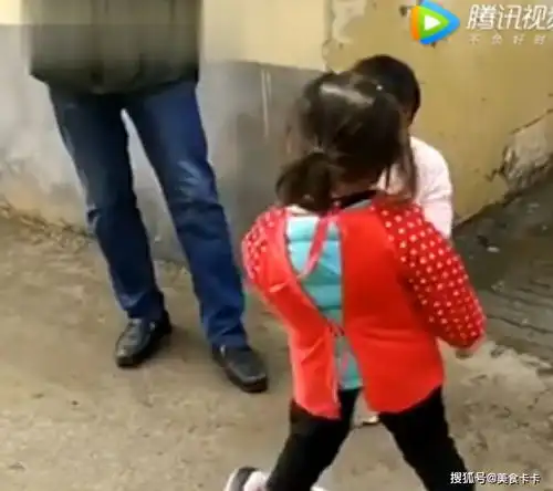 宝宝还穿开裆裤,就能把平衡车玩得这么溜,网友原来就差个奶瓶