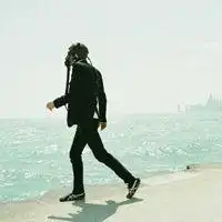 海边男生伤感背影头像,此时大海你是我的朋友
