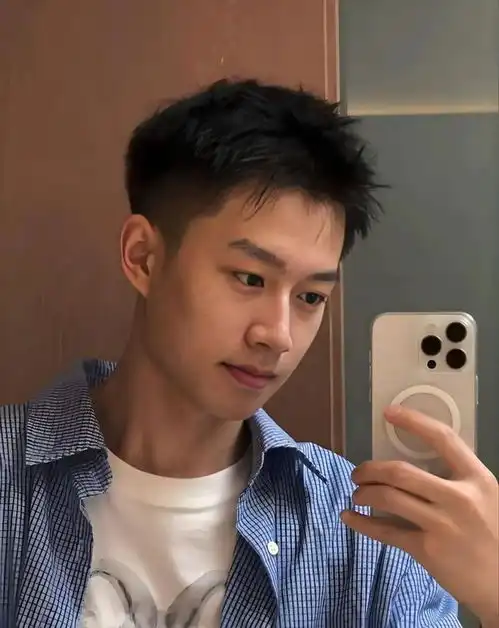 二十几岁男生别乱剪发型了,建议试试这3款潮流发型,阳光又帅气