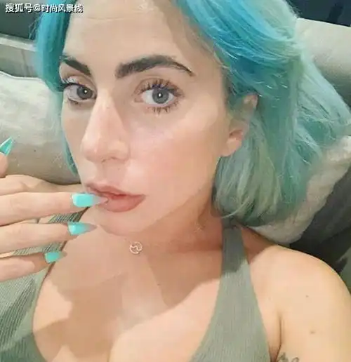 ladygaga穿着粉红色上衣搭配绿色裤子,看起来很有活力