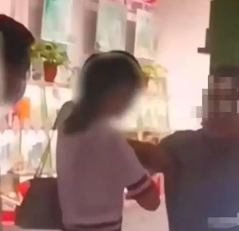 湖北襄阳一男子七夕偶遇老婆和别的男人逛街,情人节还是情人劫