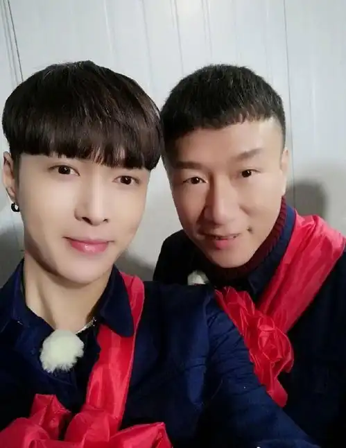 自拍技巧为零的明星刘亦菲杨幂浪费美貌,王源的脸屏幕都装不下