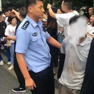 湖南郴州5名学生被砍伤,附近商家称行凶者精神有问题,教育局涉案男子已被抓