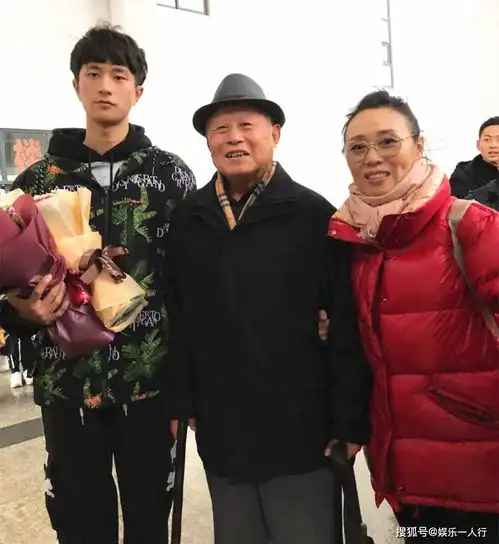 老戏骨嫁小15岁男星,结婚15年没孩子,今42岁丈夫越老越帅