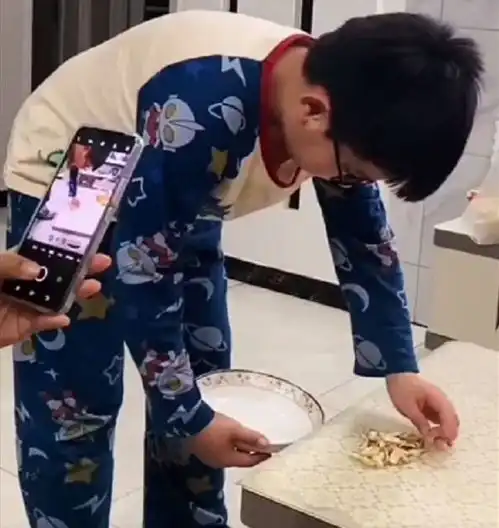 老师布置家务作业,小学男生贡献演技,刚交完作业就原形毕露