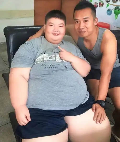 14年江西14岁男孩体重300斤,曾饿到翻垃圾桶,后来怎样