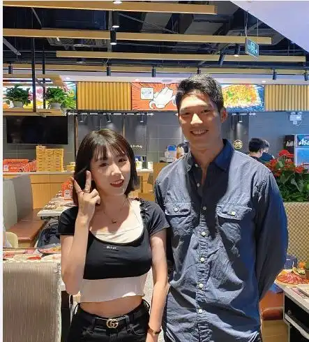 吴永恩深夜做美食给女友,侧脸帅气味十足,王子文回应表白