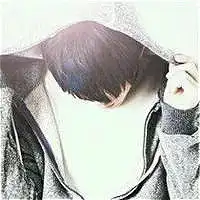 我想要找这个头像的情侣头像,男生的,白色帽子低头的
