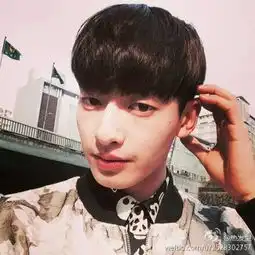 过了年就整整二十岁了,想穿的成熟点,该买什么样式的衣服