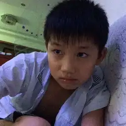 这个男孩留啥发型好看点,想剪碎刘海