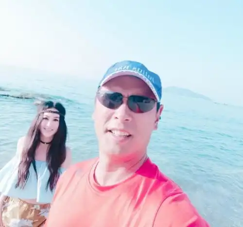 55岁阔太温碧霞与神秘男约饭,穿抹胸裙秀美肩,被赞看起来像30岁