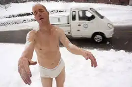 美女子校园梦游男