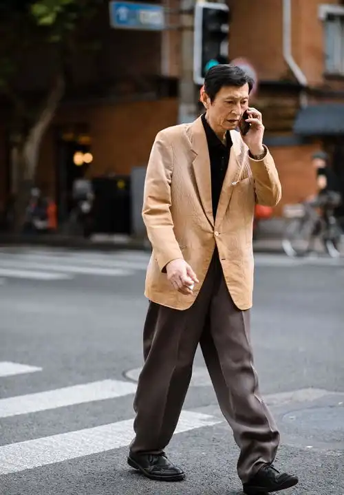 七八十岁男人,上衣尽量放弃卫衣和唐装,这些更洋气高级