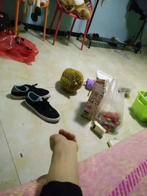 帮我ps成割手腕流血图片急用真实点,不要夸张