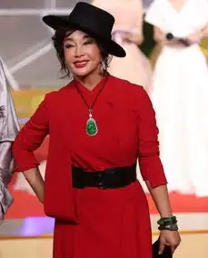 67岁刘晓庆最新路透照紫色古装服饰现身片场,肤色暗黄又显龄