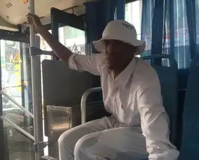 老外公交车上撒尿司机报警求助