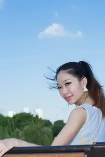 蓝色天空下的美女