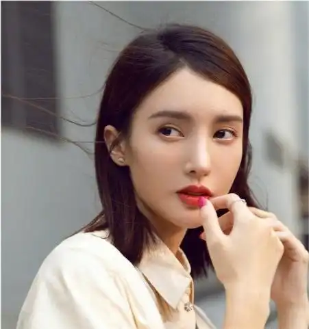 金晨有多大胆故意露出腰上的小心机,a4腰在她面前也黯然失色
