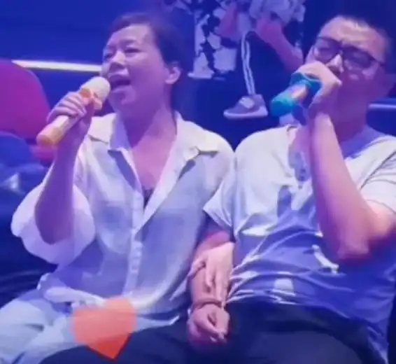 离谱许敏亲儿媳田静刚开播人气回升,再进入直播人数锐减疑掺假
