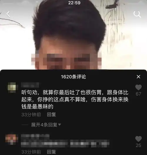 12岁男孩深夜躲被窝看手机,妈妈仔细一瞧瞬间崩溃他偷看的内容匪夷所思