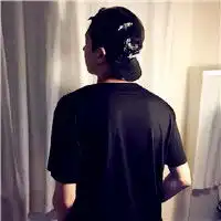 男生超拽背影戴帽头像,看不到脸一样的帅气
