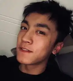 男孩发自拍背后的真相
