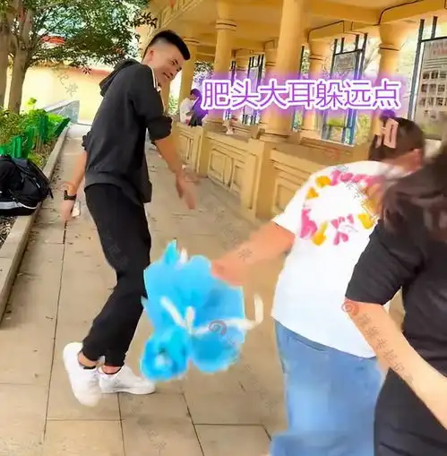 微胖女子520表白,男子直接拒绝离我远点,肥头大耳的我不喜欢
