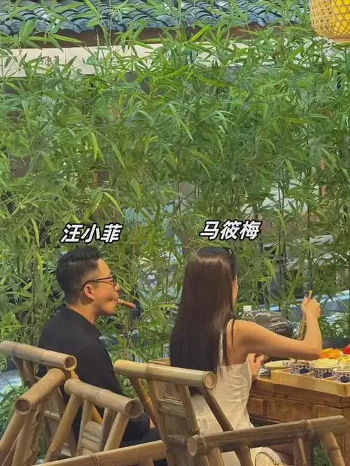 汪小菲领未婚妻马筱梅成都吃火锅,店内公然抽雪茄吐烟,有些帅气