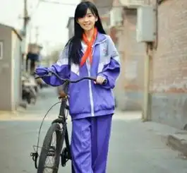 女生穿校服别搭配这3种裤子,老爹裤上榜,男生裤子贼丑
