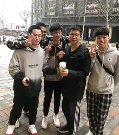 混子余小c竟加入皇族掏出队服的时候,网友背锅c准备就绪