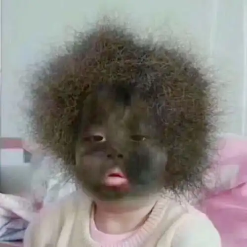 每日一笑坐公交车上回家,旁边坐一不认识的大妈似乎是睡着了
