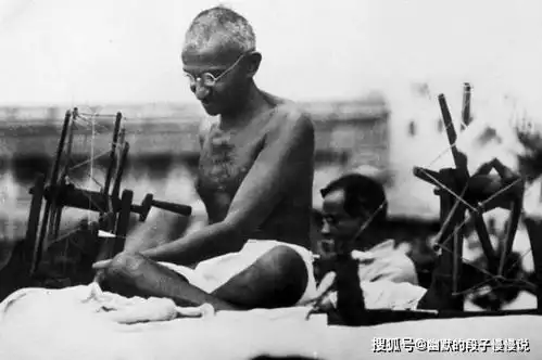 圣雄甘地罕见事迹与少女同浴同睡,死后其骨灰遭信众疯抢